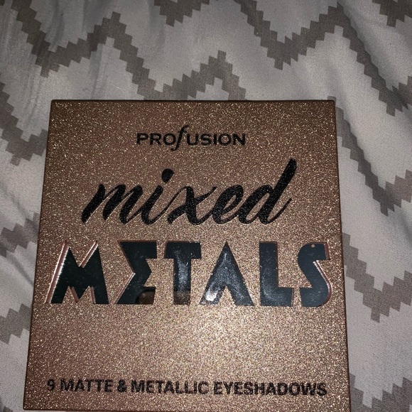 Drugstore Makeup Palettes - Picture 2 of 6